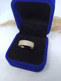 Widoczny pierścionek ze złota, złoto pr 585