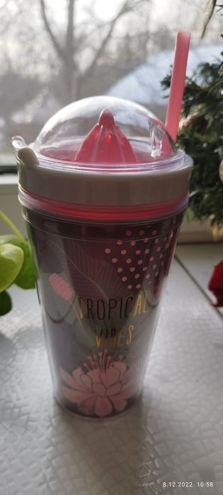 Kubek z przykrywką i wyciskarką.