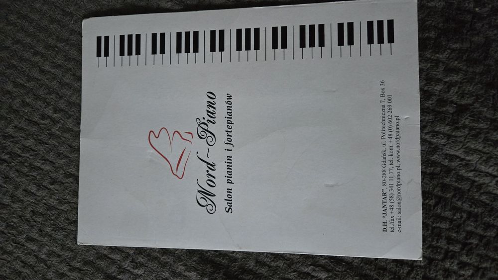 Pianino Nyland & Son Intra – białe, eleganckie, z duszą