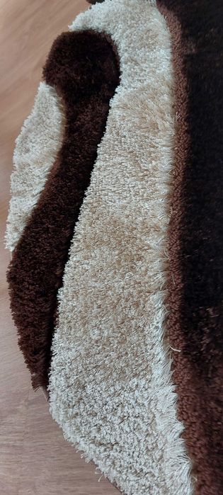 Carpete redonda castanha e branco sujo