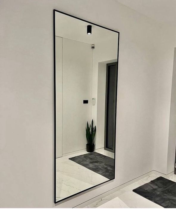 Дзеркало з металевою рамою