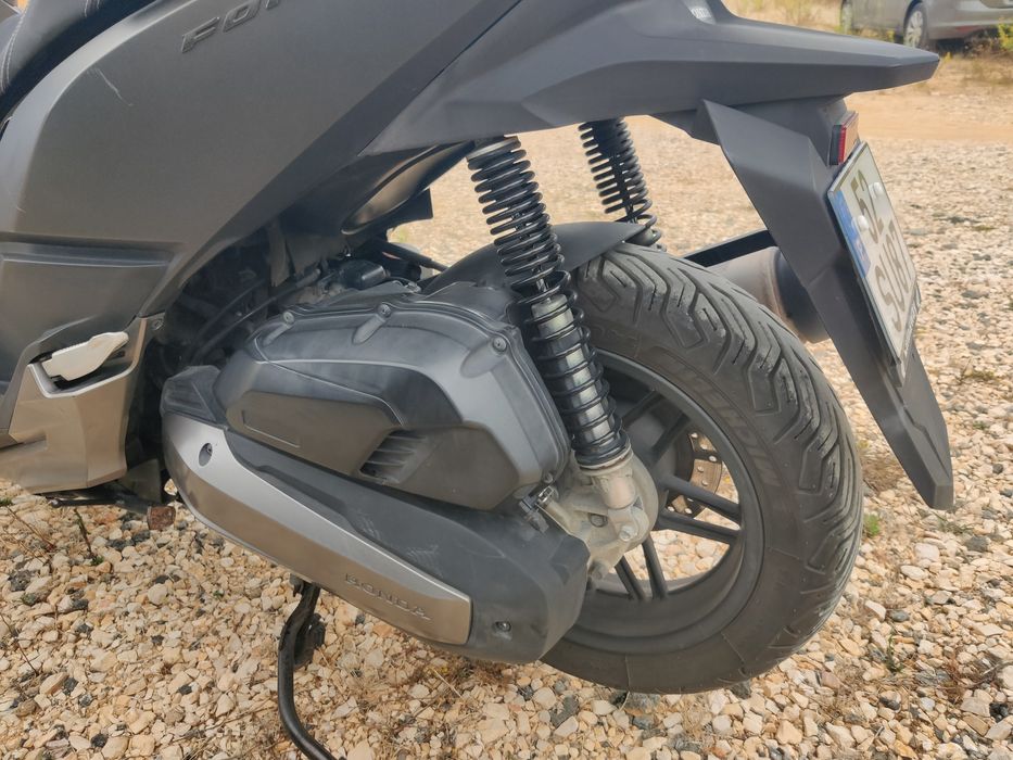 Honda Forza 125 preta