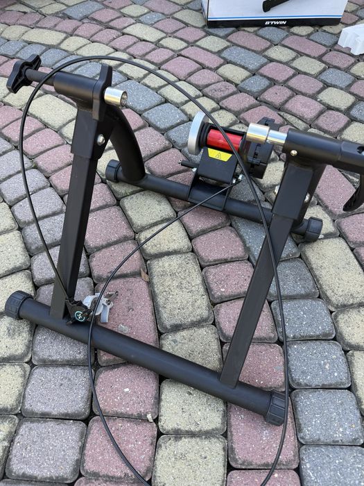 Trenażer rowerowy Btwin In’Ride 100 + podstawka