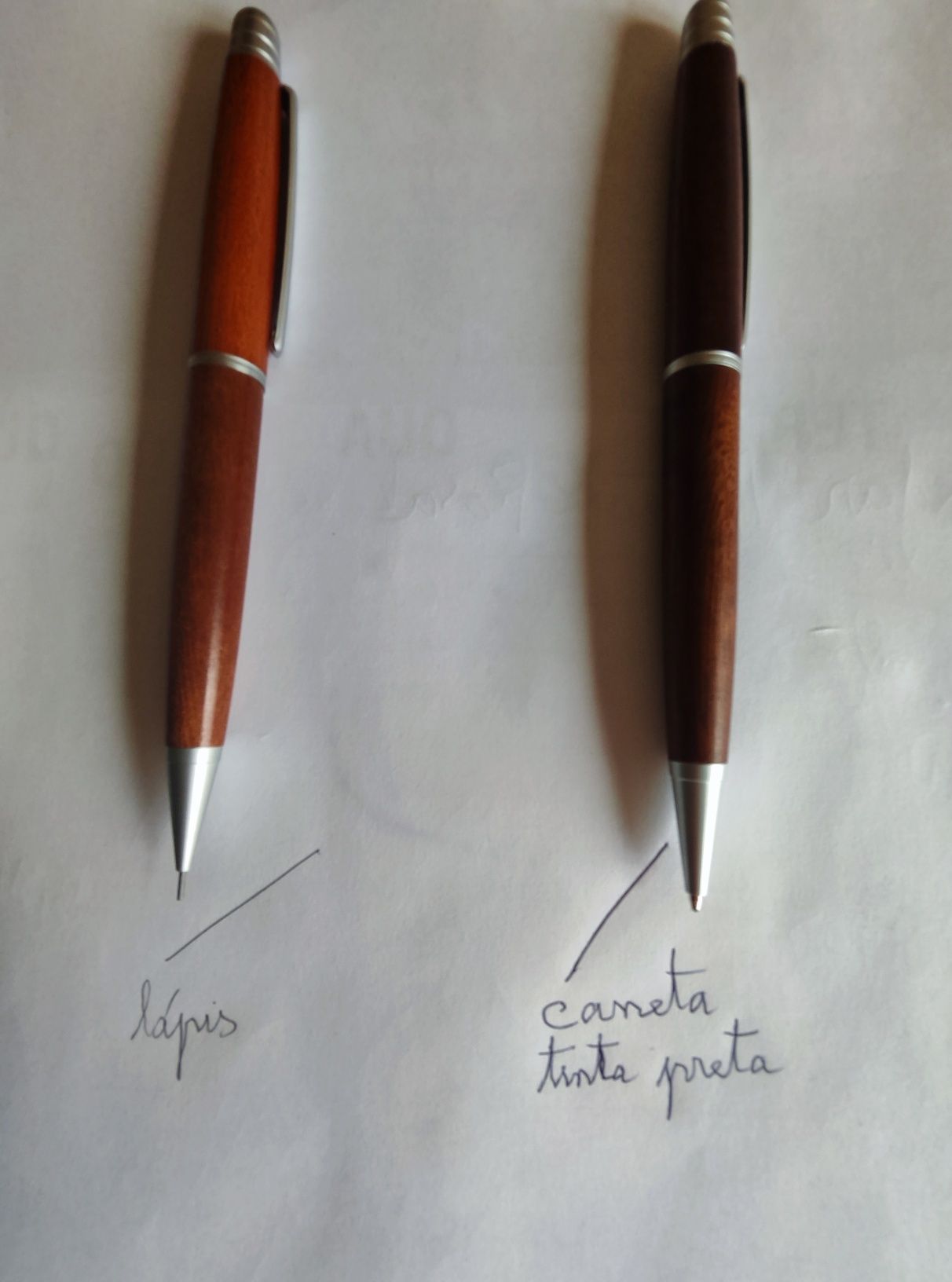 Canetas em madeira: caneta e lápis