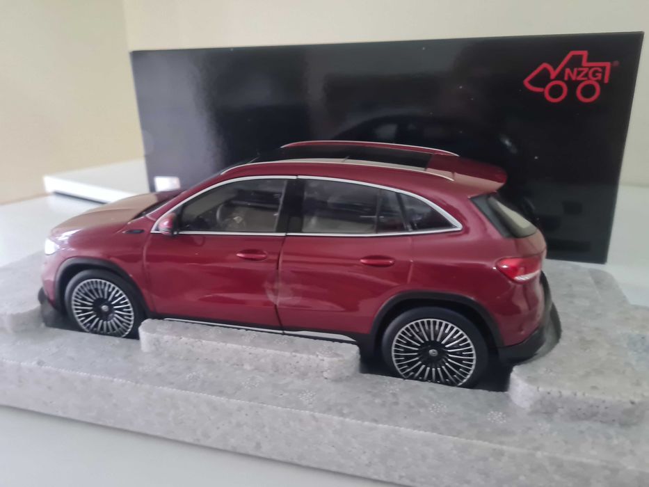 Mercedes Benz EQA  1/18 novo na caixa agora só 45€