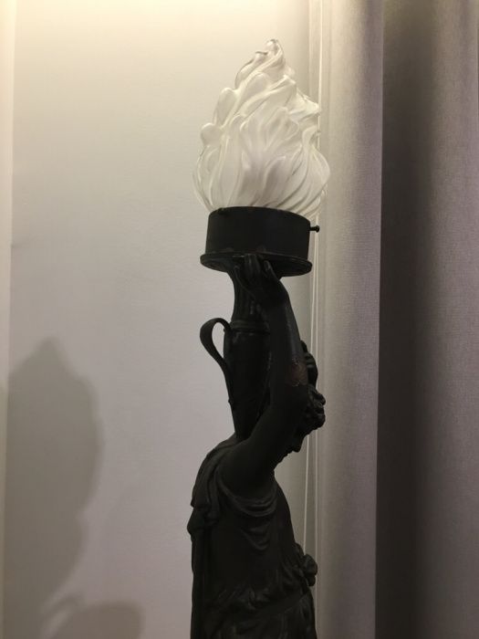 Candeeiros - Madeira e estátua antigos