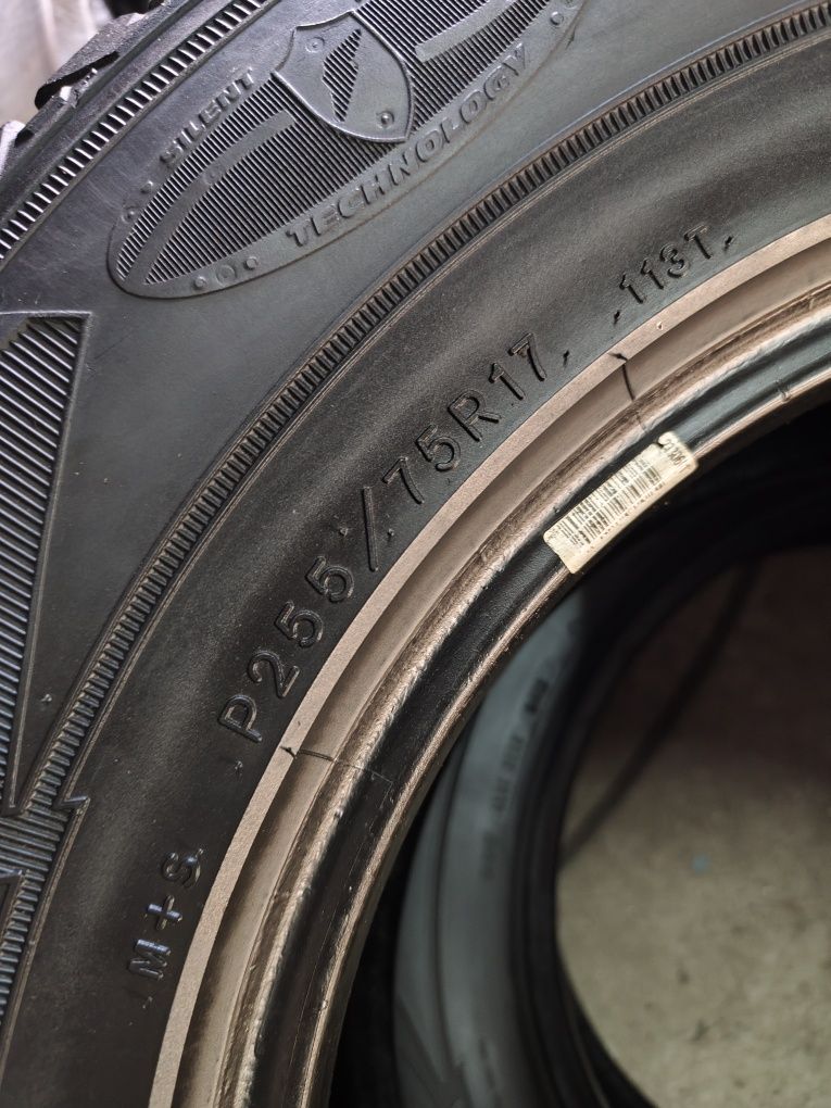 Pneus P255/75r17 Good Year Wrangler com 75% piso