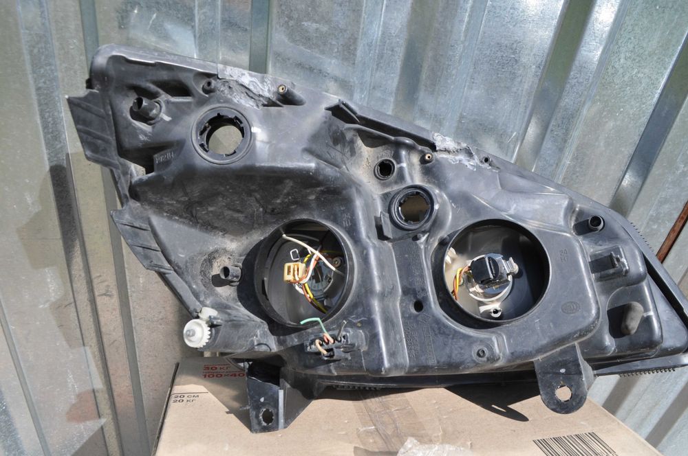 Renault Scenic 2 водитель фара верх крепление сломано