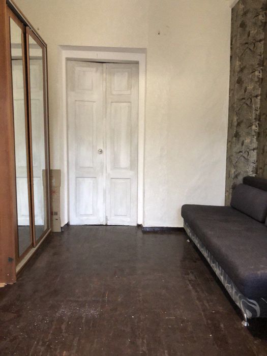 Велика квартира у житловому стані, частково під ремонт.