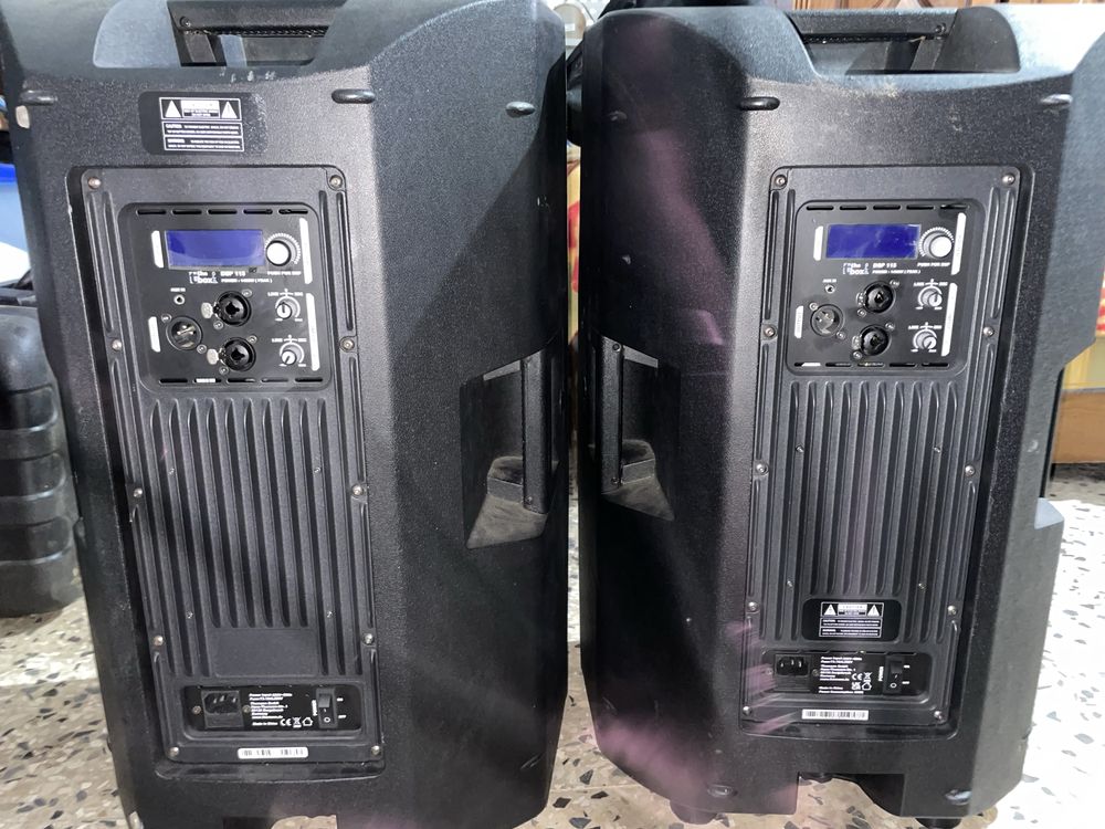 Colunas amplificadas The box pro DSP 115 com capas de proteção.