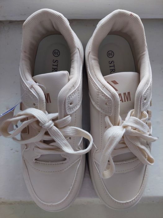 Продам жіночі кросівки