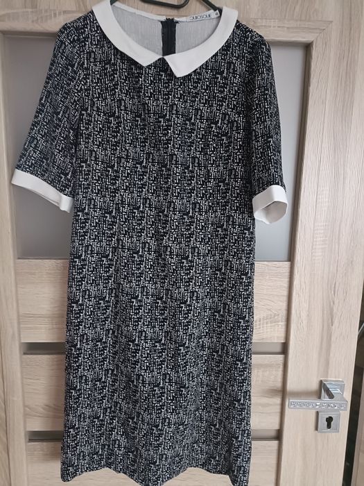 Sukienka z kołnierzykiem