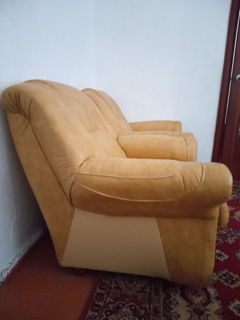 Продам шкіряний диван і крісла