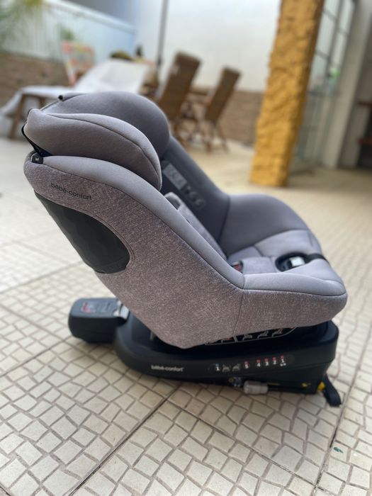 Cadeira auto Bebe Confort com uma base isofix