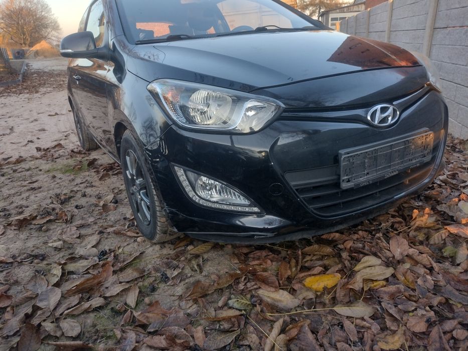 Hyundai i20 benzyna bogate wyposażenie nowe opony zima