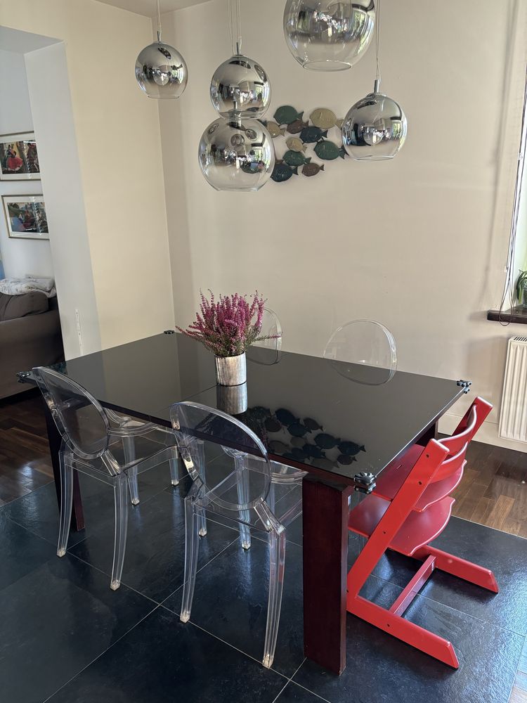 Piękny solidny stół szklany elegancji