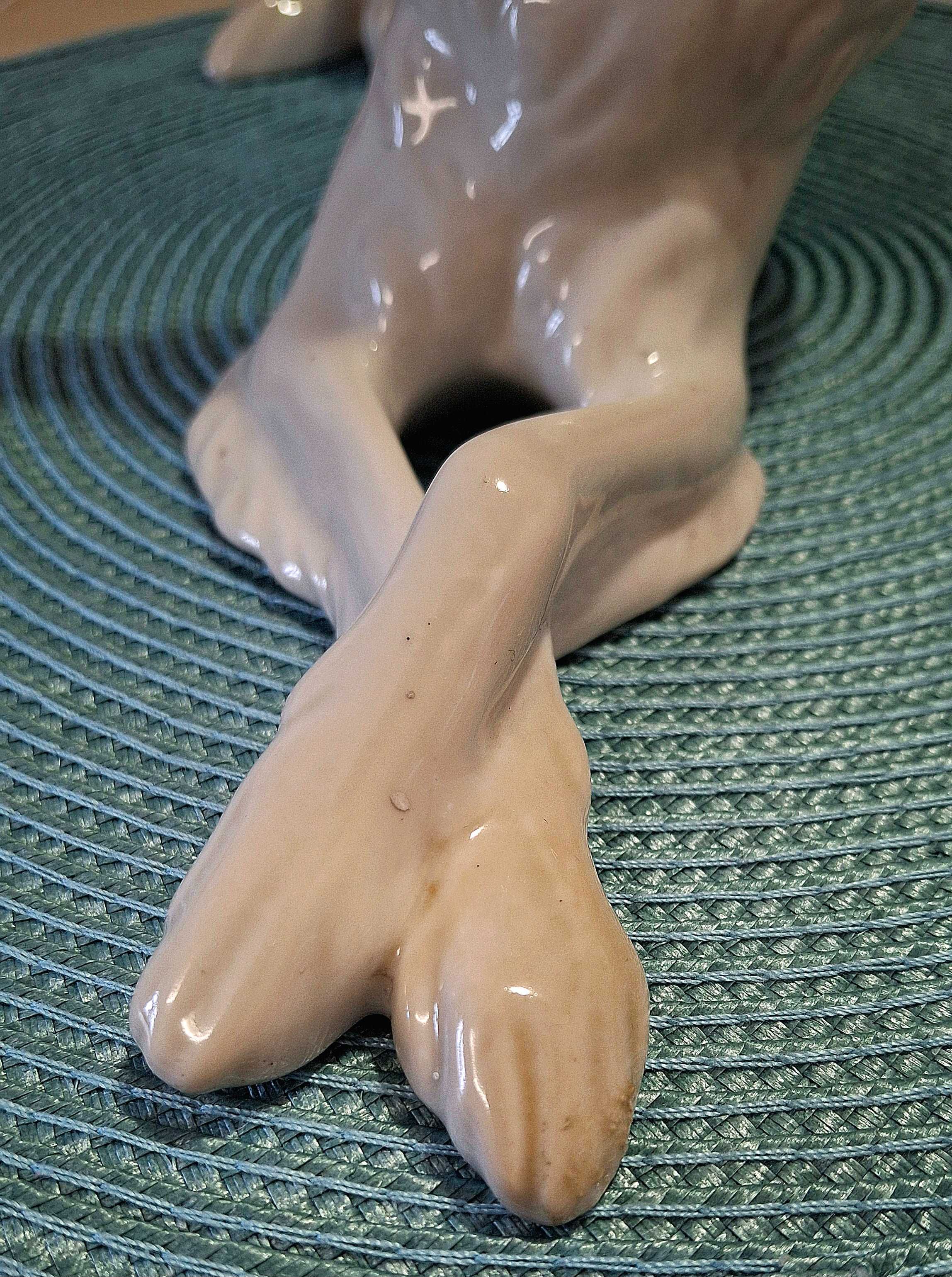 Porcelanowa duża figurka pies chart