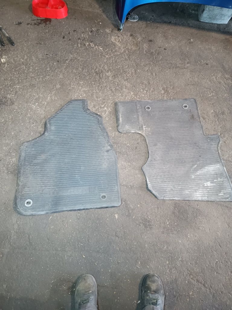 Dywanik dywaniki gumowe prawy lewy VW Crafter I oryginał komplet