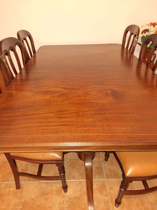 Mesa de jantar em Mogno maciço + 6 cadeiras em pele. Excelente estado.