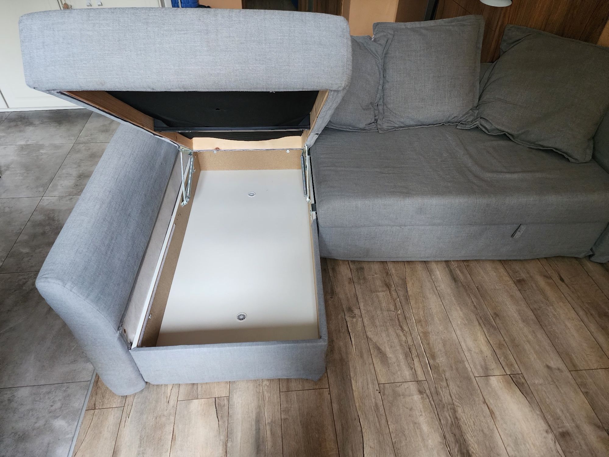 Sofa narozna  HOLMSUND z funkcja spania
Narożnik z funkcją spania, Bor