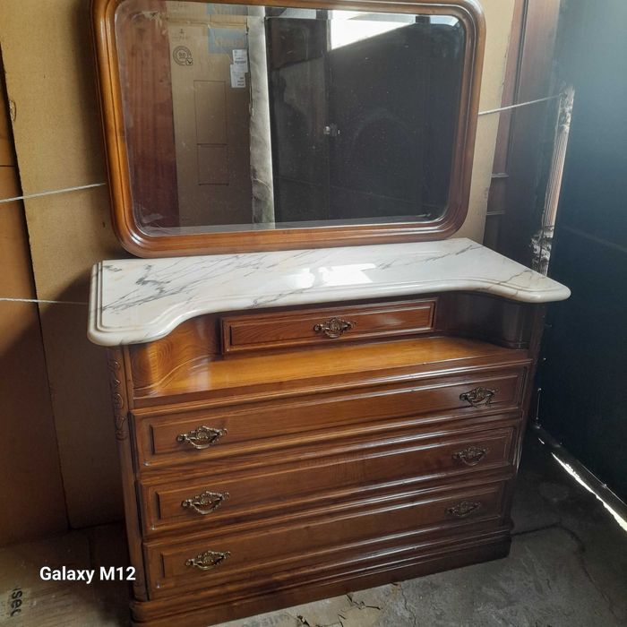 Mobília de quarto de casal com tampos em mármore