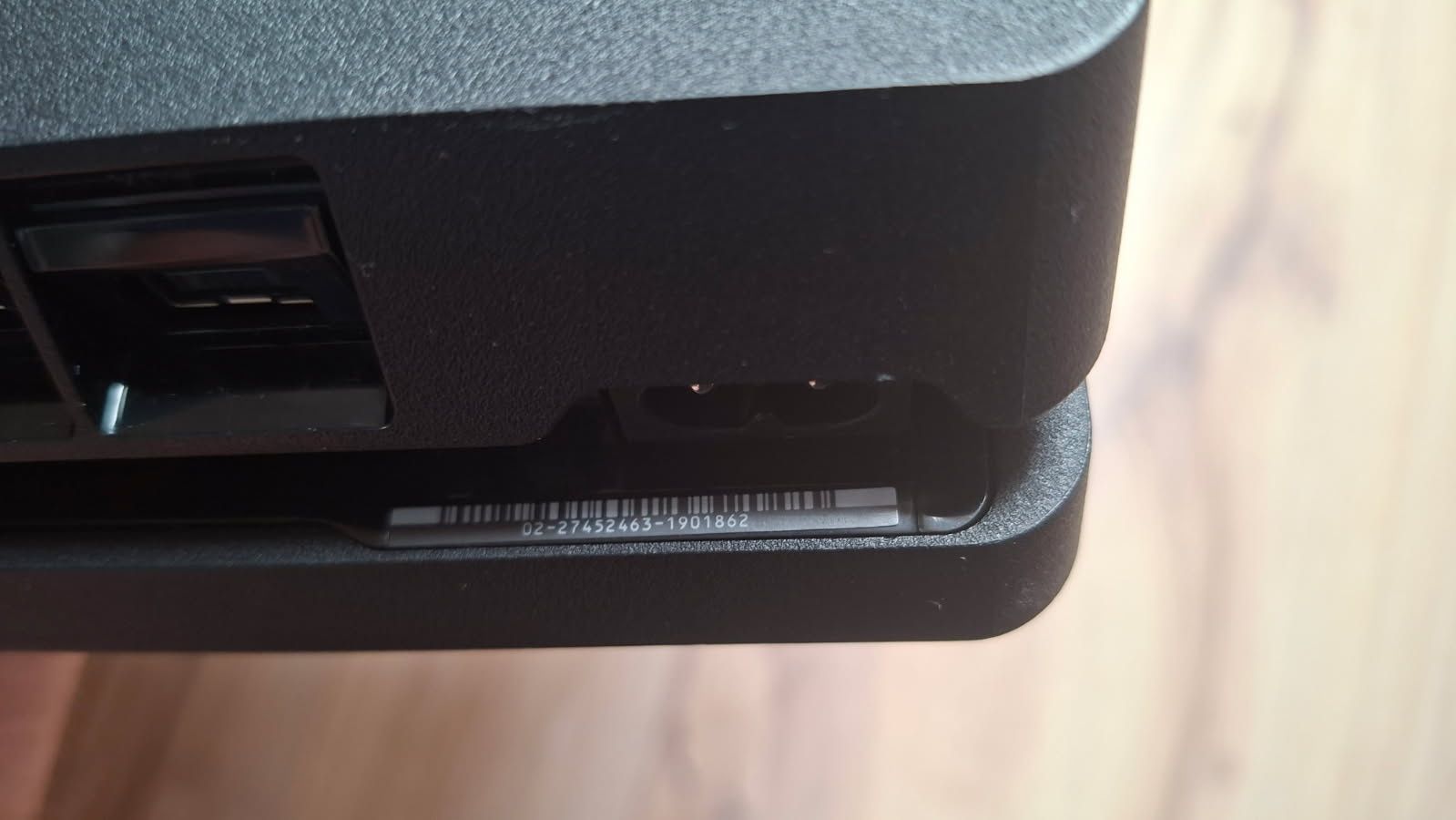 PS4 Slim 1TB + 4 gry