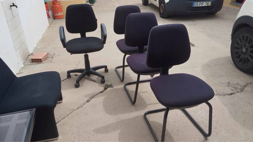 Poltronas, cadeiras e mesa de escritorio