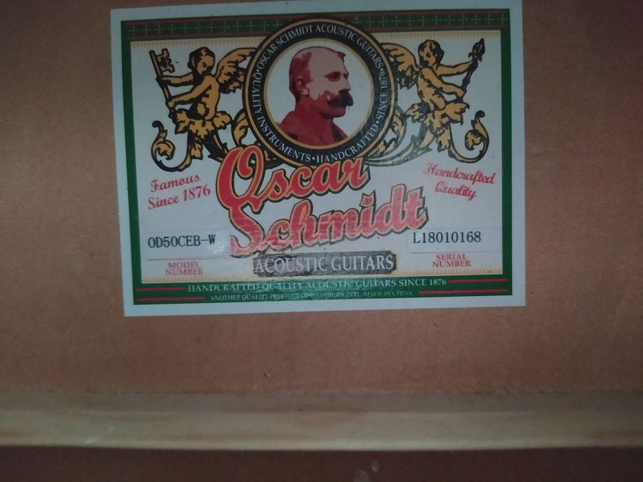 Czarna gitara elektroakustyczna