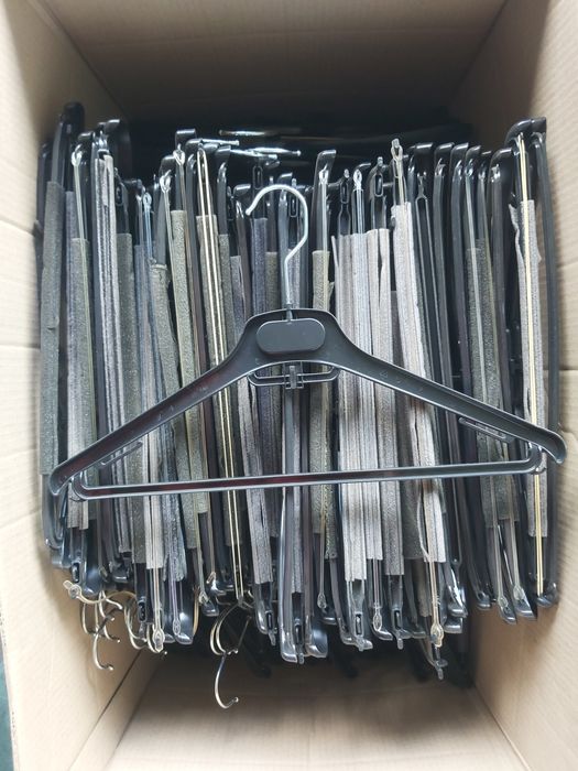 Вішак чорний для одягу