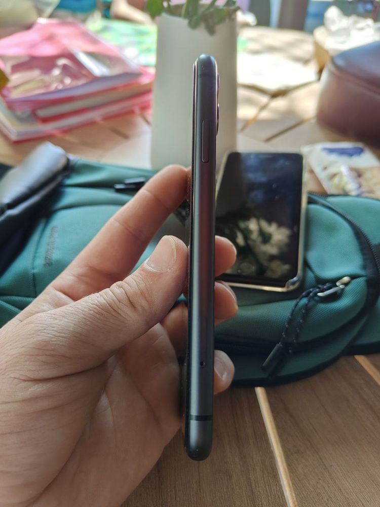 Продам iPhone 11 r-sim