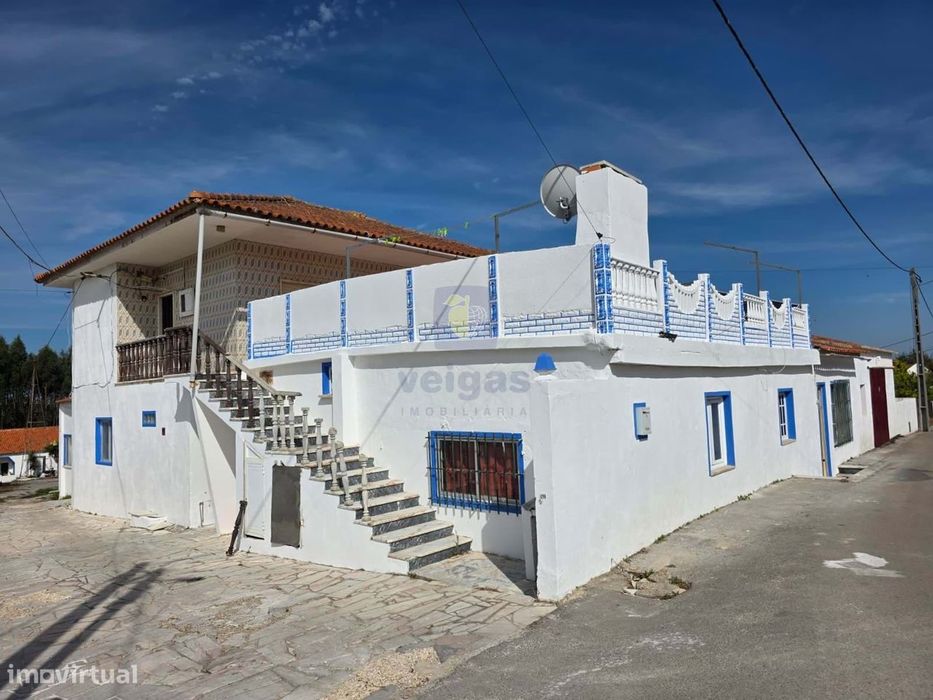 Moradia em  Alvorninha com imenso potencial – excelente oportunidade d