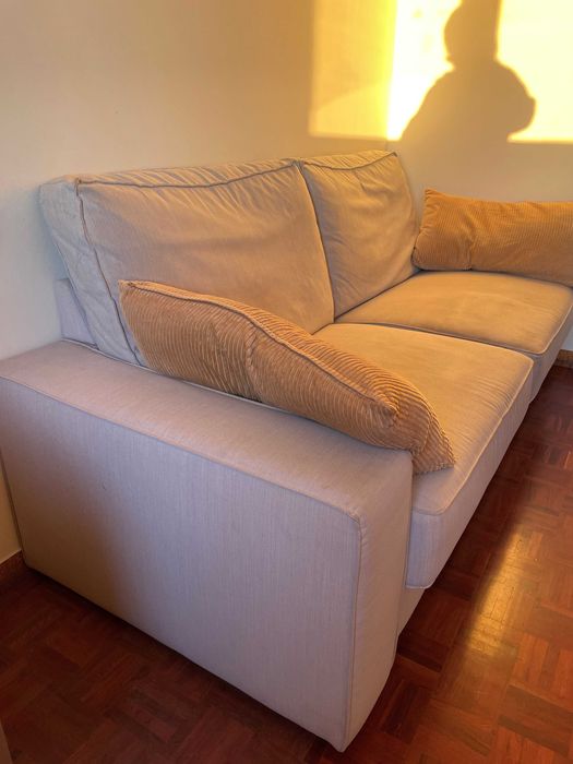Sofá bege 3 lugares - 2 m x 0,83 m x 0,67 m