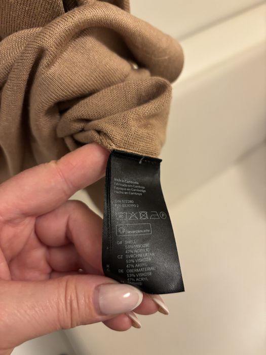 Kamelowy sweterek w serek uniwersalny h&m