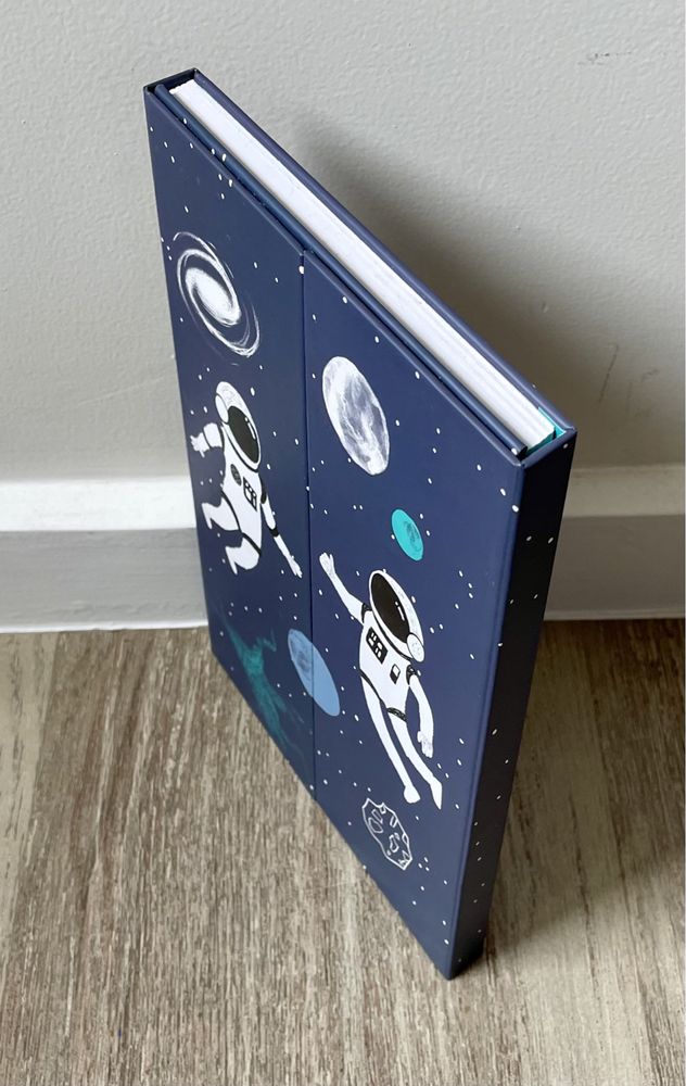 Caderno ou diário com tema espacial ou astronómico
