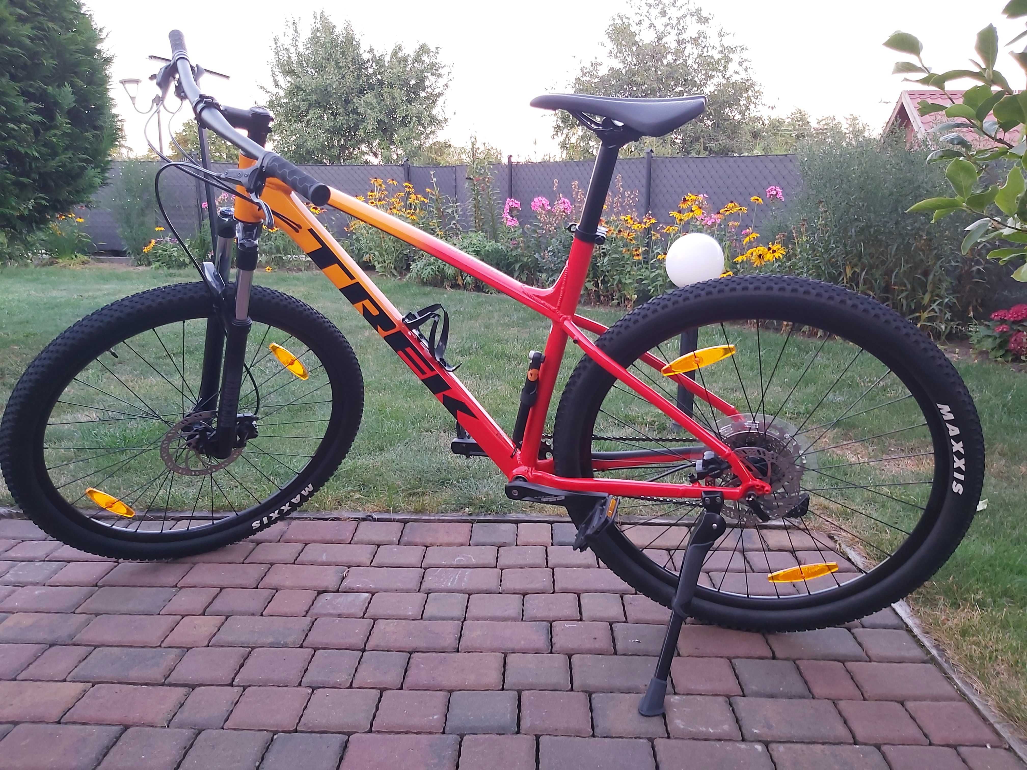 Trek Marlin 7 Gen. 2 XL - Marigold to Radioactive Red Fade