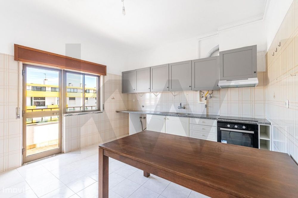 Apartamento T2 C/ Arrecadaçâo & Varanda - Quinta Do Conde - Sesimbra