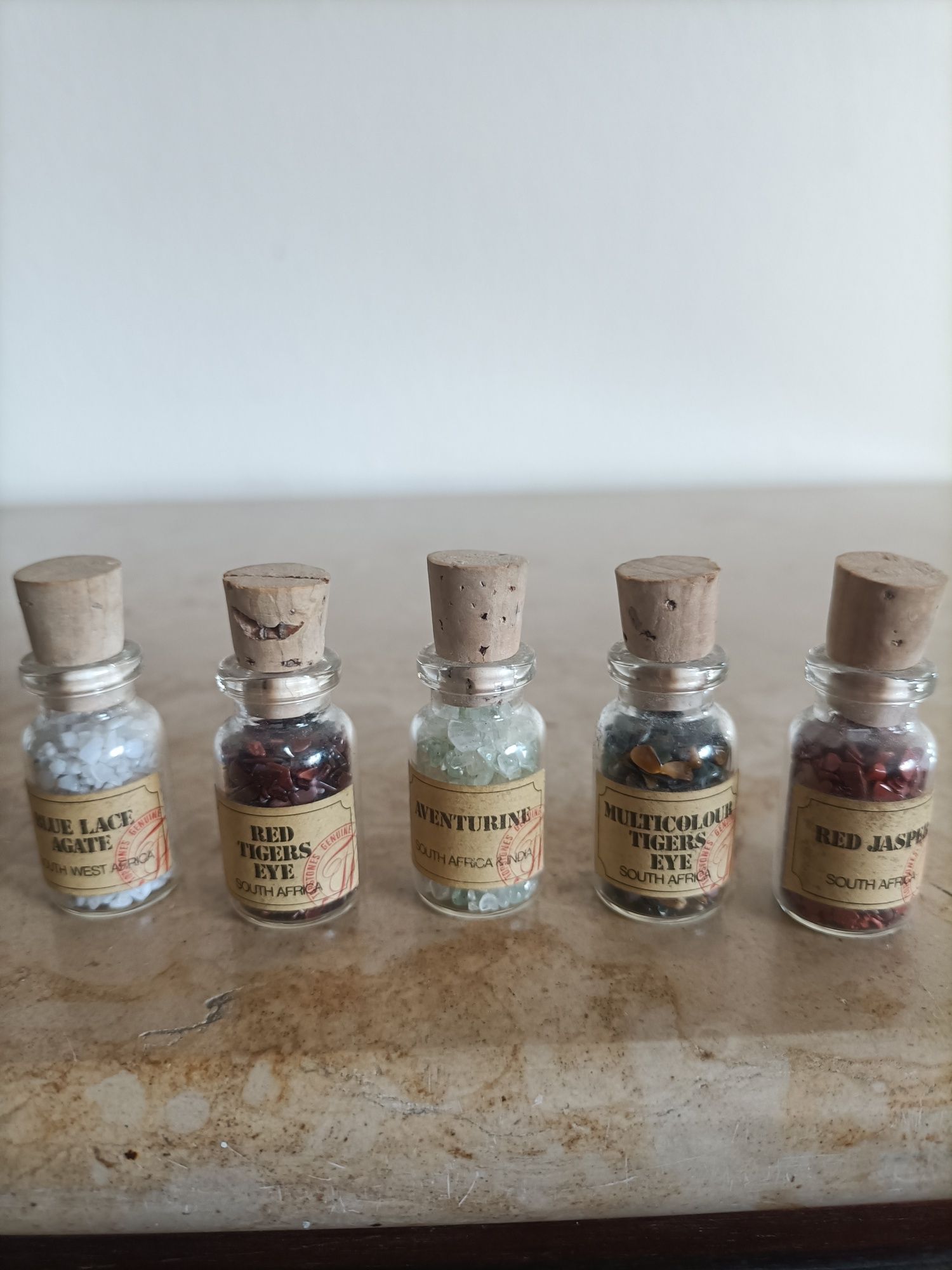 Coleção de pedras semi preciosas em pequenos frascos com certificado