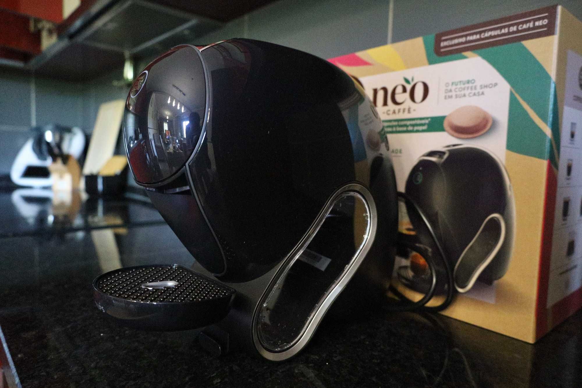 Máquina de Café Dolce Gusto Neo + 4 Embalagens de Café