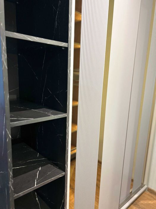 Nowoczesna i elegancka szafa z otwartym regałem