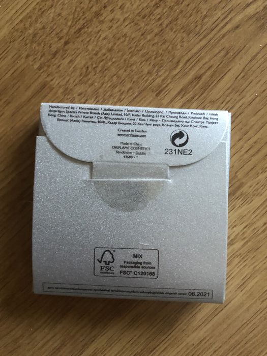 Etui na słuchawki Oriflame.