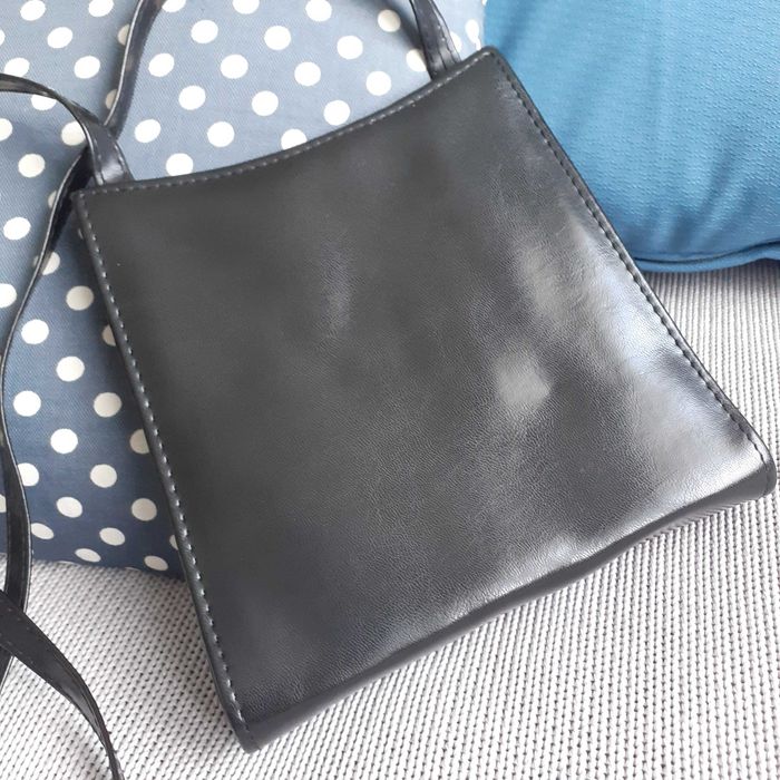 Mała czarna prosta torebka skórzana