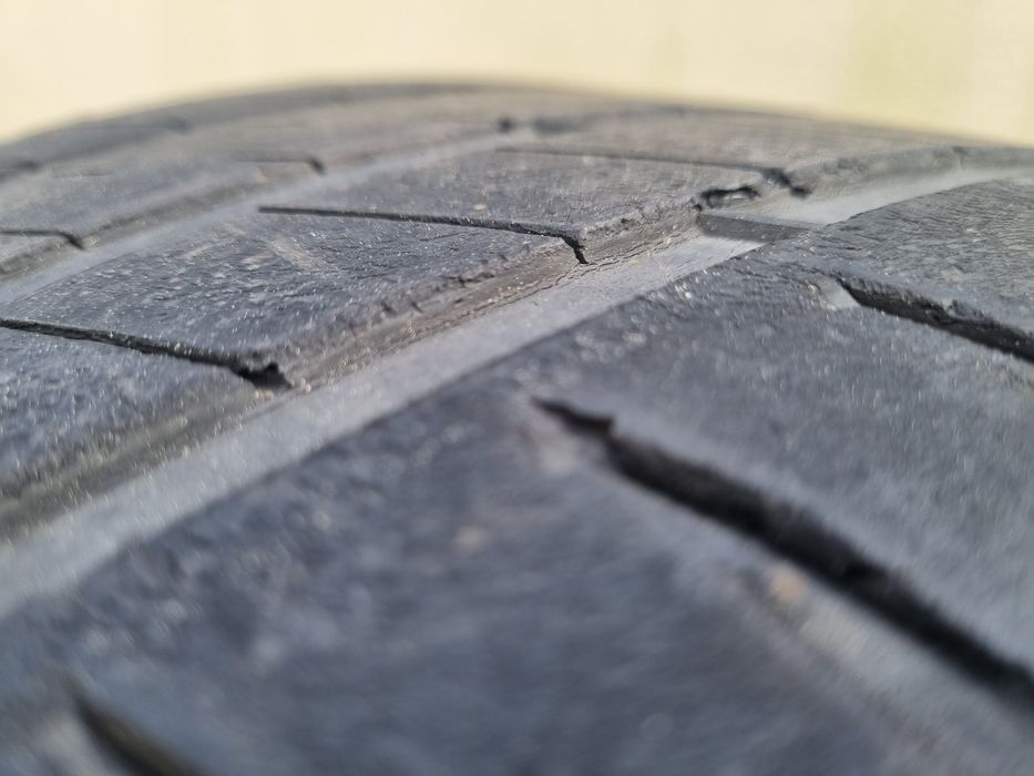 Vendo 2 pneus 275 45 r20 Michelin