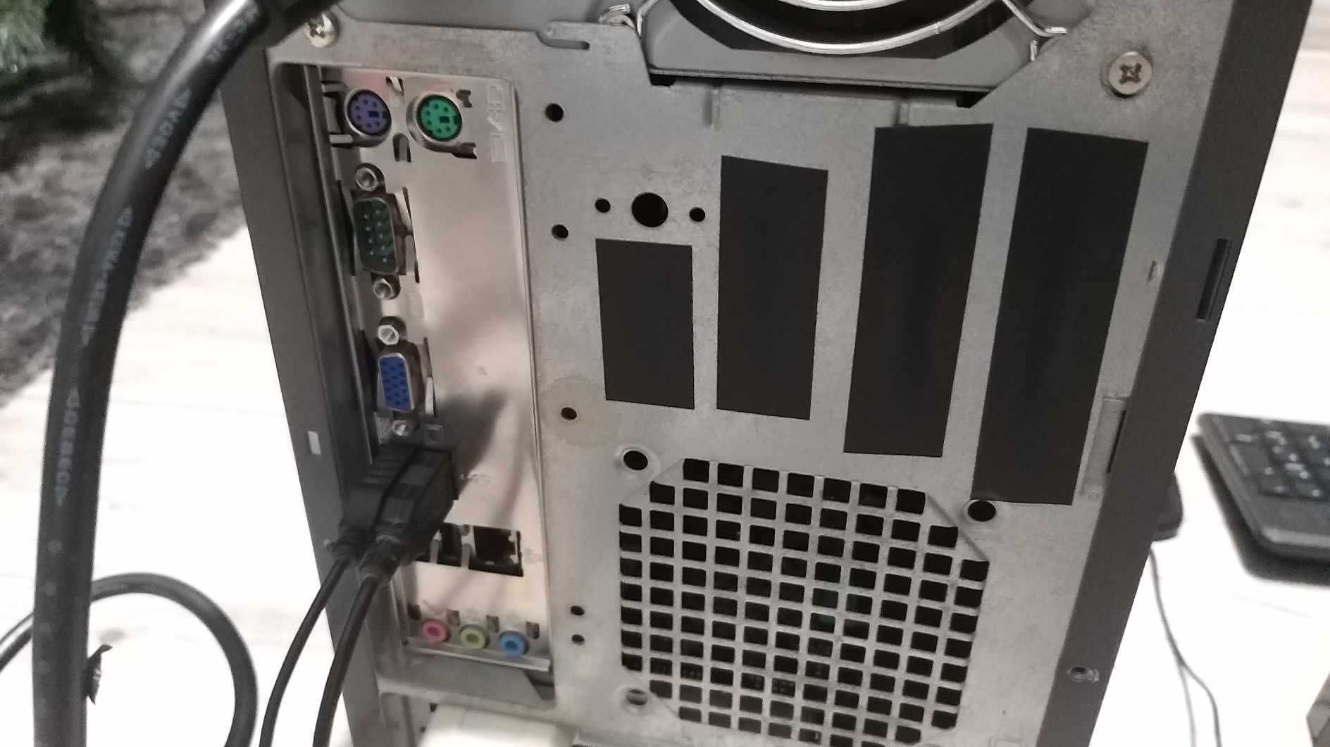 Zestaw komputer monitor PC C2D 8800 GT 4 GB RAM klawiatura mysz