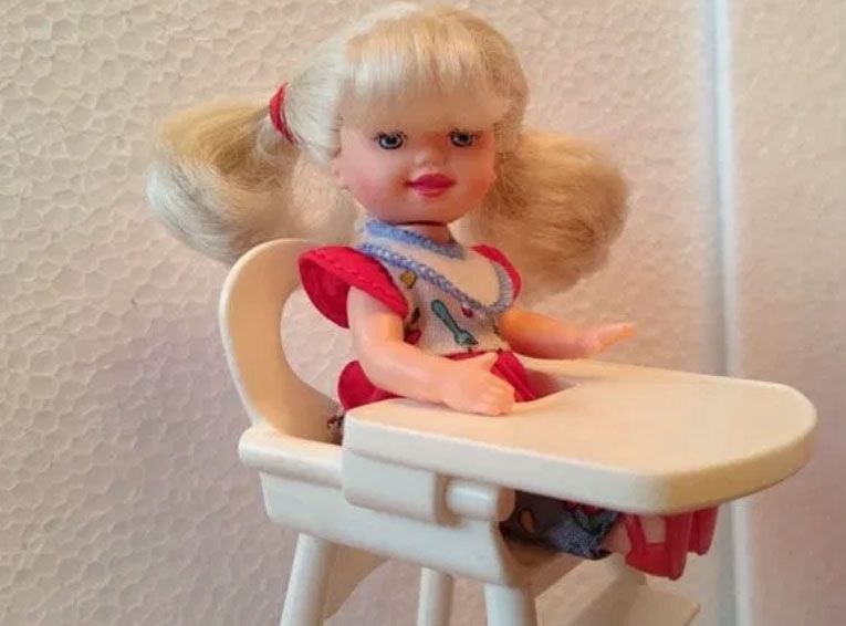 Barbie Shelly w krzesełku do karmienia Mattel 1997