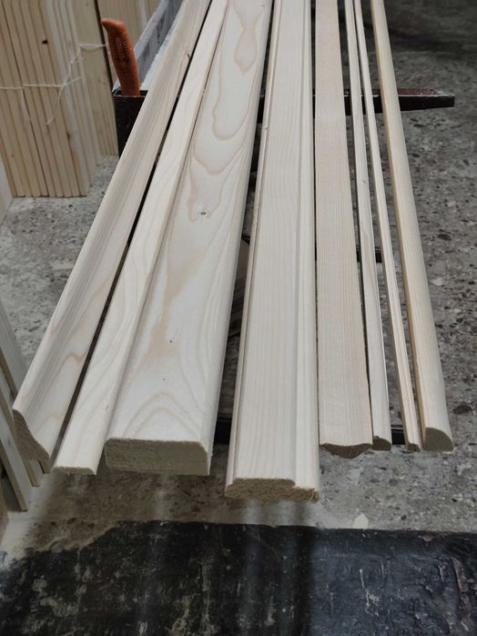 Drewno świerkowe – kantówki, deski, listwy, opaski, cokoły