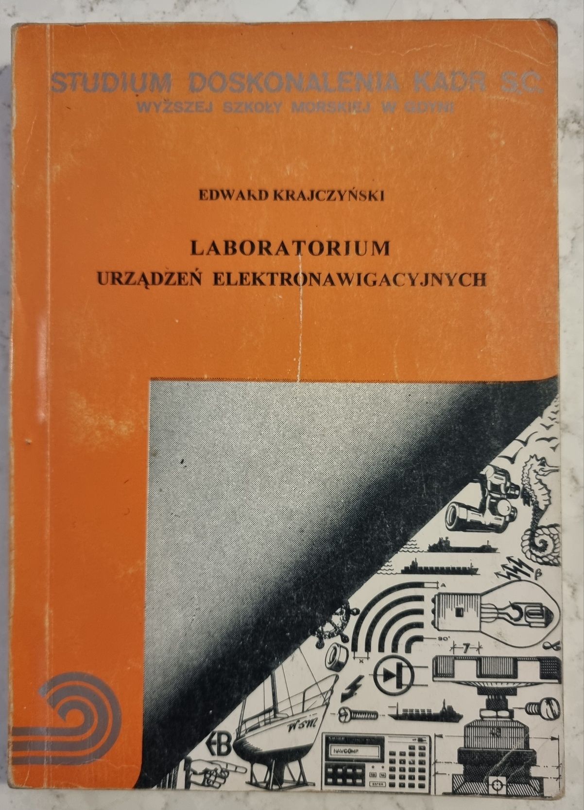 Labolatorium urządzeń elektronawigacyjnych. Edward Krajczyński.