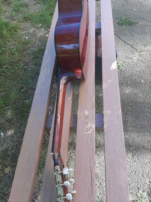 Акустическая гитара шесть струн