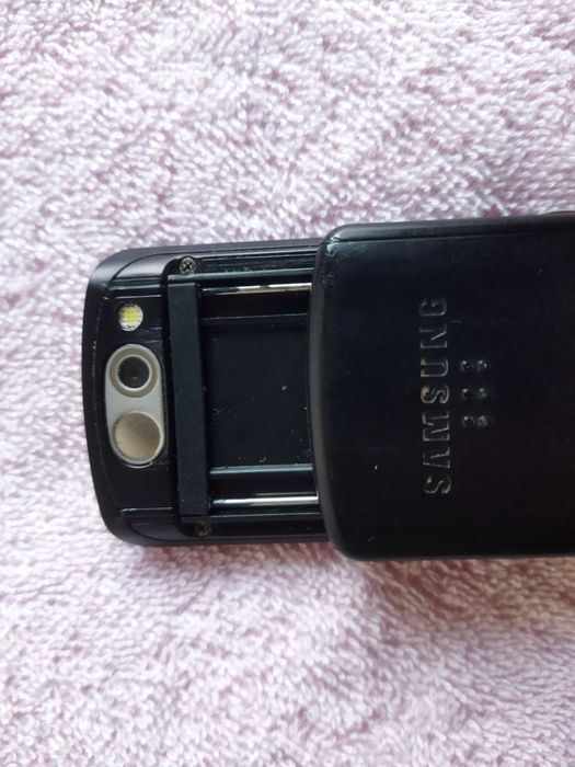 Мобильный телефон раскладушка Samsung SGH-D520.
