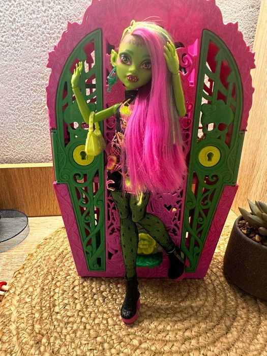 Венера МакФлайтрап (Venus McFlytrap) із серії Monster High