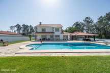 Moradia T5 com amplo anexo, piscina e jardim